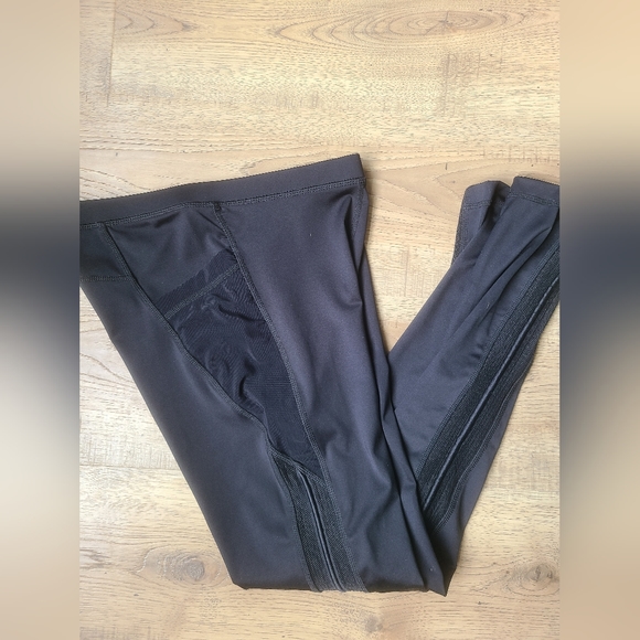 Fabletics black leggings with mesh side inserts EUC Size small - Picture 7 of 9